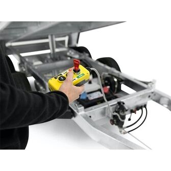 Traileren har elektrisk hydraulisk tip-funktion med forkromet tipcylinder