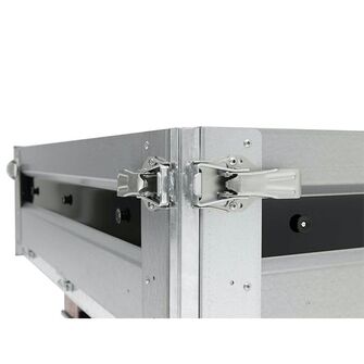 Lukketøjerne er solide, og fastlåser siderne sikkert og enkelt.