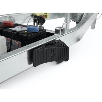 Stopklodsen er monteret på traileren som standard, og sikrer at traileren bliver stående når den er parkeret.