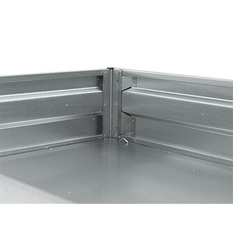 De bagerste stolper har beskyttelsesplader, for at minimere at jord osv. sætter sig, når traileren tippes.