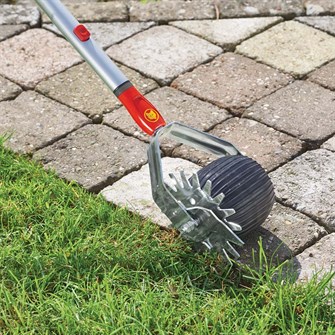 kantskæreren laver flotte overgange mellem græs og fliser