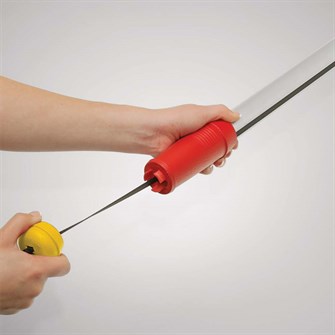 Med snoretræk til klipning med saksen