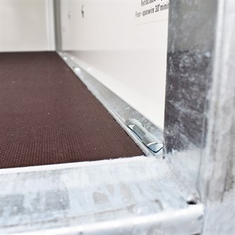 Med surringsøjer i gulvets kanter