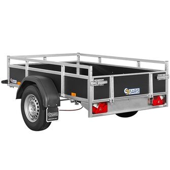 Saris Classic Wood Trailer - BSG135 - 1.350 kg. Traileren ses skråt bagfra. Den har en enkelt aksel