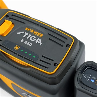 STIGA SHT 700 AE Batteri-hækkeklipper - nemt aflæselig batteristatus