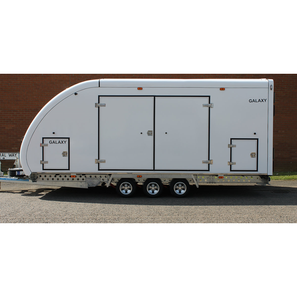 Woodford Galaxy - Lukket trailer - 3.500 kg - Lang, smal model - 3 aksler