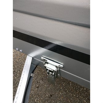 Brenderup 1205 S - 750 kg - Med tipfunktion, set fra siden