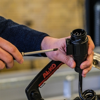 Montering af 13-polet stik inkl. stik